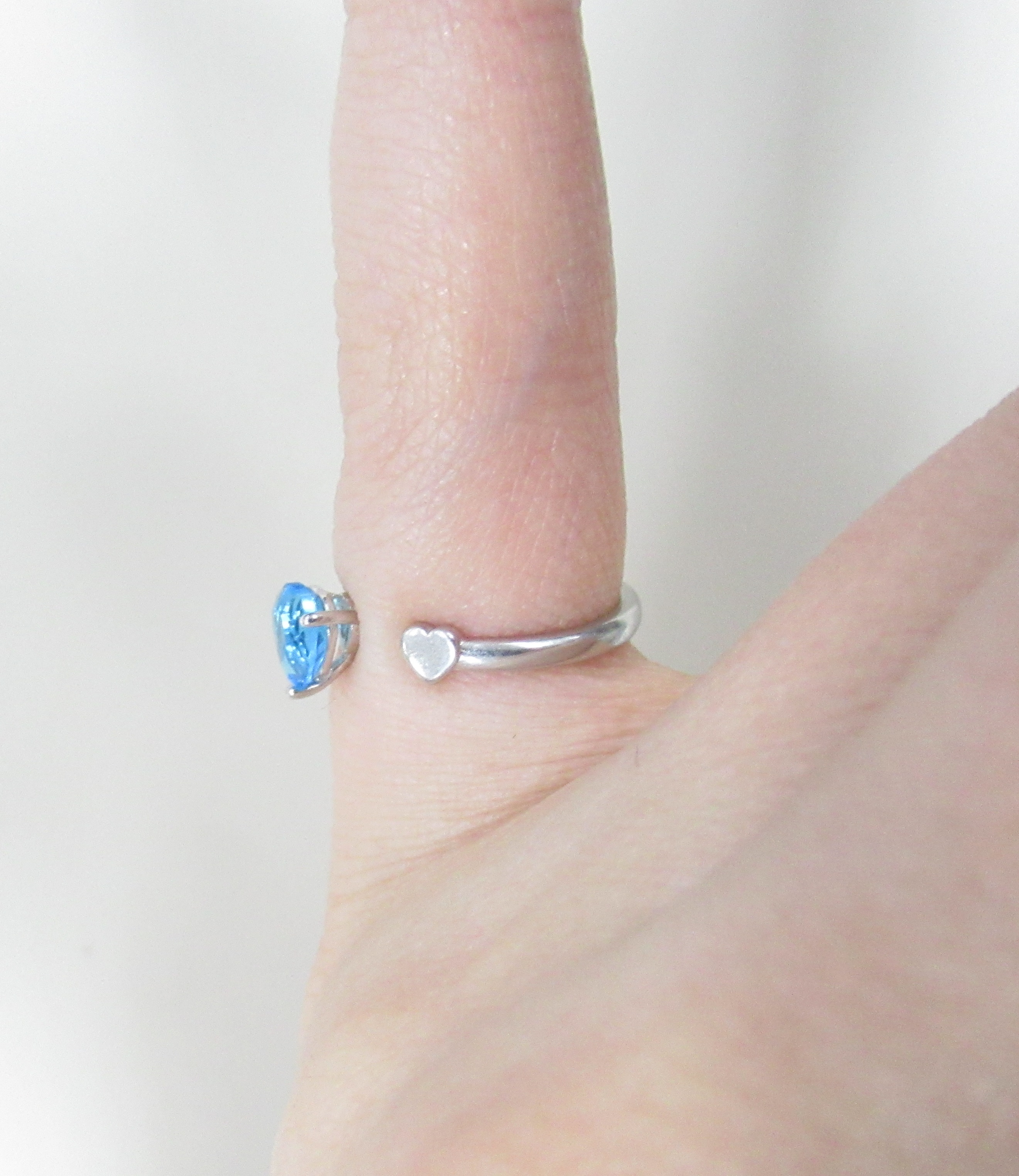 Серебряное незамкнутое кольцо с фианитом "Сердце"
